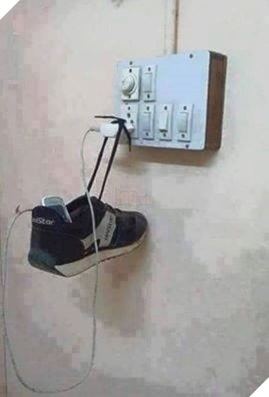 Cười rớt hàm với 11 độc chiêu sạc điện thoại không giống ai của các dân chơi - Ảnh 21.