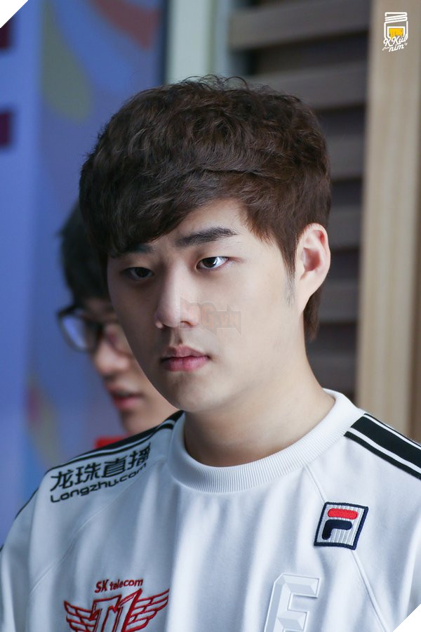 Trước trận đại chiến với KT Rolster, Bang bất ngờ "trốn" đi chụp ảnh 1 mình với phong cách quý tộc cực chất