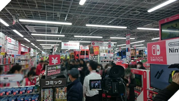 Người Nhật xếp hàng dài suốt đêm chỉ để được chạm tay vào Nintendo Switch sáng nay