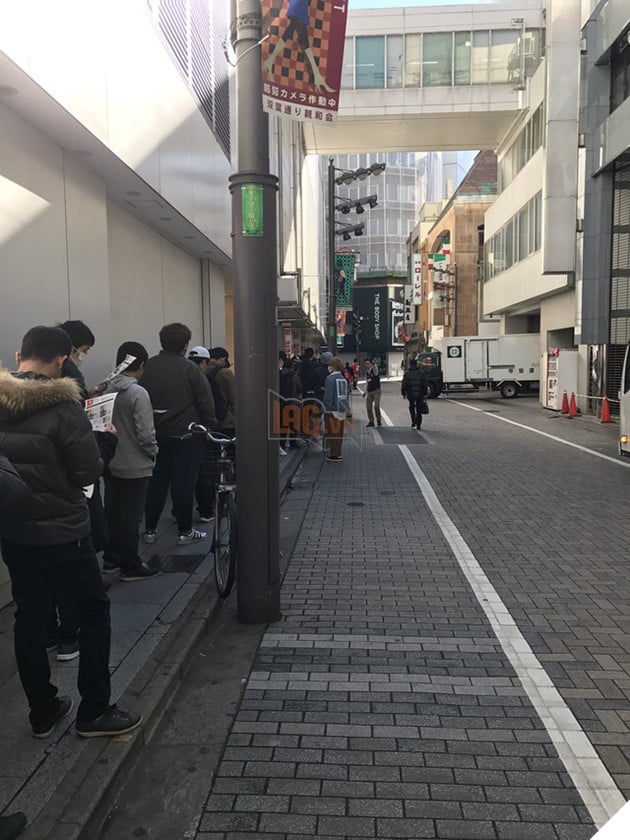 Người Nhật xếp hàng dài suốt đêm chỉ để được chạm tay vào Nintendo Switch sáng nay