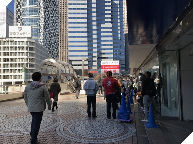 Người Nhật xếp hàng dài suốt đêm chỉ để được chạm tay vào Nintendo Switch sáng nay