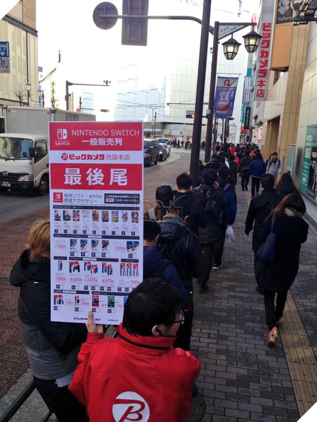 Người Nhật xếp hàng dài suốt đêm chỉ để được chạm tay vào Nintendo Switch sáng nay