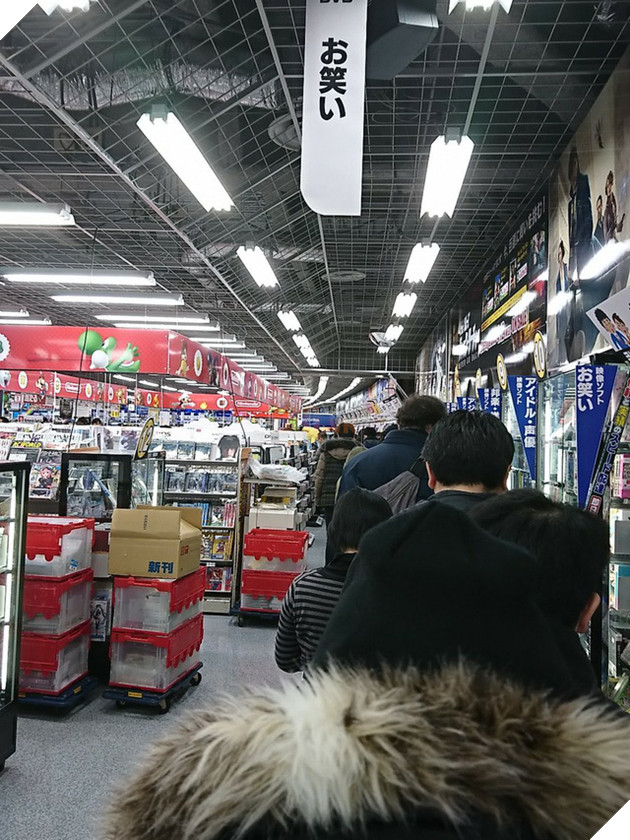 Người Nhật xếp hàng dài suốt đêm chỉ để được chạm tay vào Nintendo Switch sáng nay