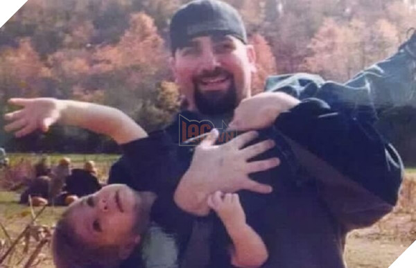 Hình ảnh Mike cùng với con mình - LagVN