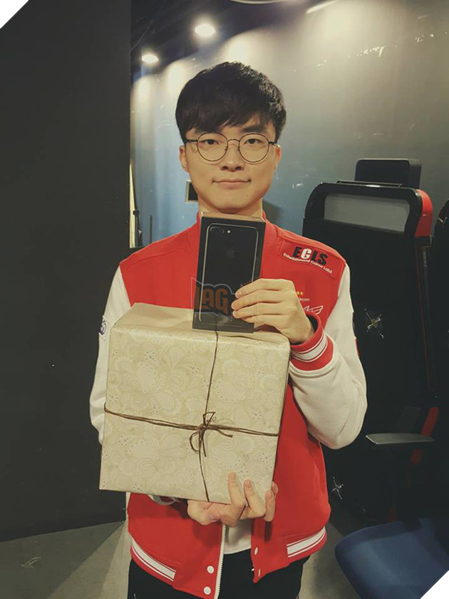 Thắng JAG không mấy ấn tượng, Faker vẫn được fan tặng quà khủng khiến ai nhìn cũng thèm thuồng