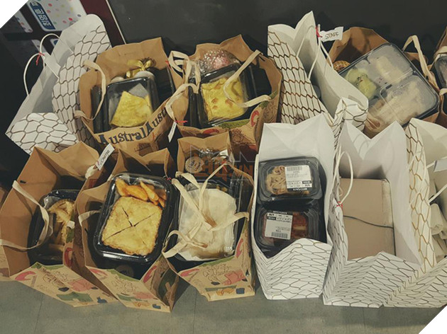 Thắng JAG không mấy ấn tượng, Faker vẫn được fan tặng quà khủng khiến ai nhìn cũng thèm thuồng