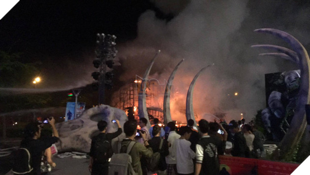 Nghệ sĩ và khách mời bỏ chạy tán loạn khi sân khấu "Kong: Skull Island" tại Sài Gòn bất ngờ bốc cháy