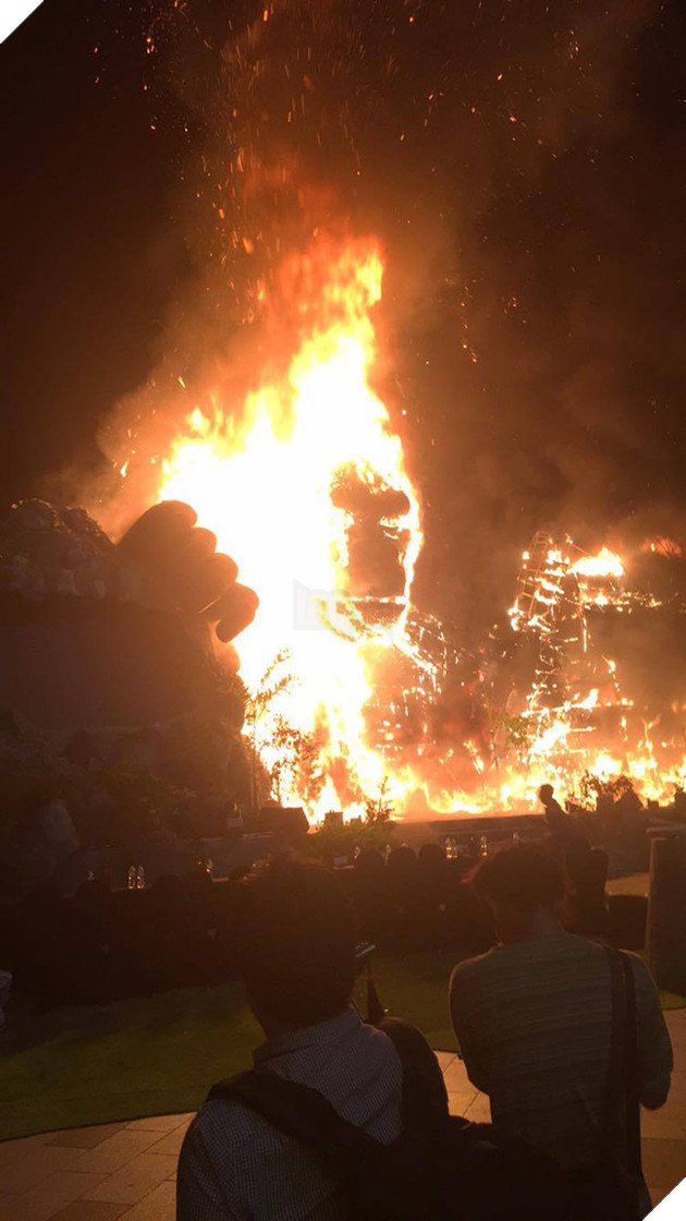 
Ngọn lửa bốc cháy lên cao
