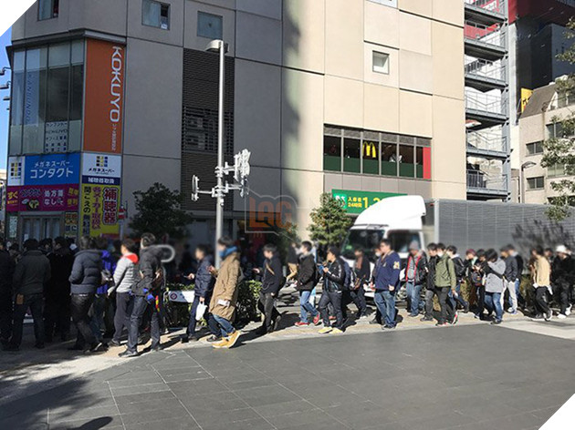 
Người Nhật xếp hàng dài chờ đến lượt mua Nintendo Switch vào sáng 03/03
