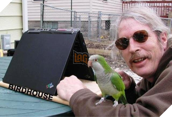 Té ngửa với 12 kiểu dùng laptop cũ không thể bá đạo hơn - Ảnh 1.