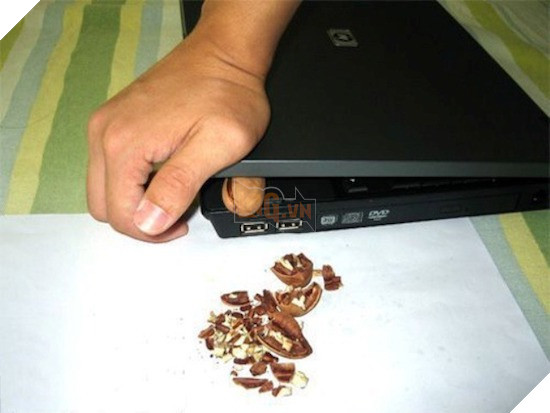Té ngửa với 12 kiểu dùng laptop cũ không thể bá đạo hơn - Ảnh 19.