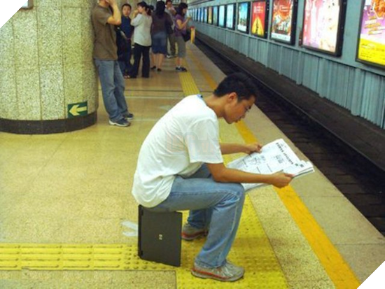 Té ngửa với 12 kiểu dùng laptop cũ không thể bá đạo hơn - Ảnh 23.