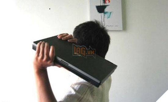 Té ngửa với 12 kiểu dùng laptop cũ không thể bá đạo hơn - Ảnh 3.