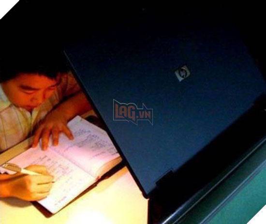 Té ngửa với 12 kiểu dùng laptop cũ không thể bá đạo hơn - Ảnh 5.