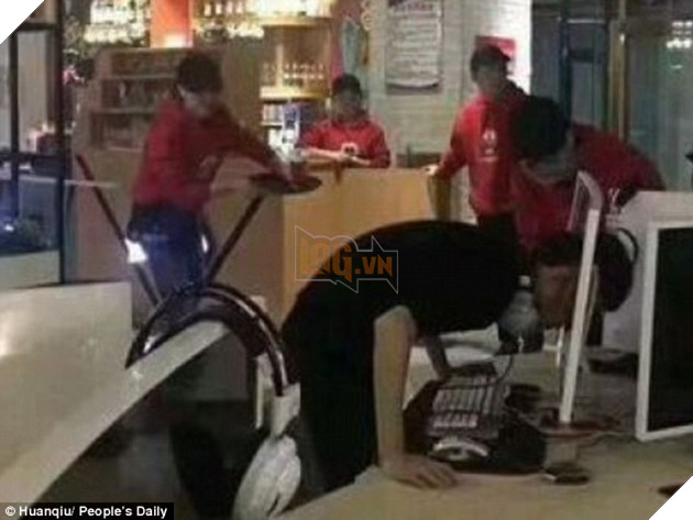 Cáu vì thua trận, game thủ đập đầu xuyên thủng màn hình máy tính - Ảnh 1.