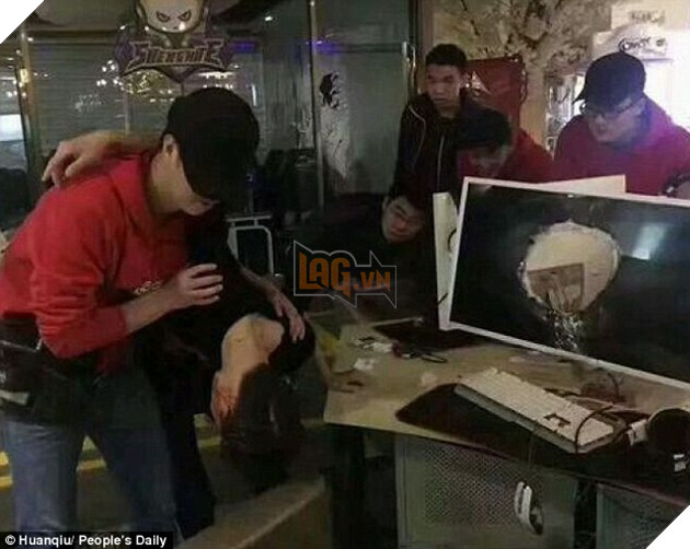 Cáu vì thua trận, game thủ đập đầu xuyên thủng màn hình máy tính - Ảnh 2.