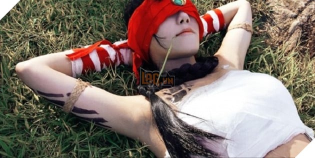 Bắt gặp bạn gái của thầy tu mù Lee Sin đang trình diễn cosplay