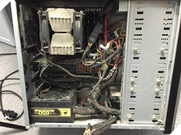 Thật không thể tin nổi có những bộ máy tính bẩn tới mức thổi ra cả tấn bụi như thế này