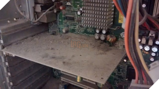 Thật không thể tin nổi có những bộ máy tính bẩn tới mức thổi ra cả tấn bụi như thế này