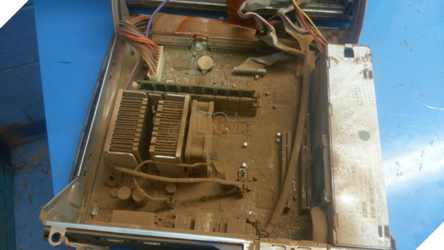 Thật không thể tin nổi có những bộ máy tính bẩn tới mức thổi ra cả tấn bụi như thế này