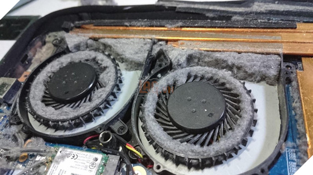 Thật không thể tin nổi có những bộ máy tính bẩn tới mức thổi ra cả tấn bụi như thế này