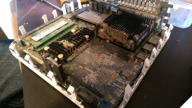 Thật không thể tin nổi có những bộ máy tính bẩn tới mức thổi ra cả tấn bụi như thế này