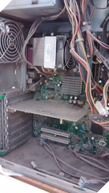 Thật không thể tin nổi có những bộ máy tính bẩn tới mức thổi ra cả tấn bụi như thế này