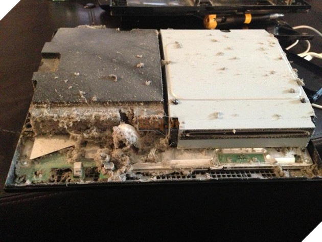 Thật không thể tin nổi có những bộ máy tính bẩn tới mức thổi ra cả tấn bụi như thế này