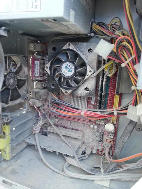 Thật không thể tin nổi có những bộ máy tính bẩn tới mức thổi ra cả tấn bụi như thế này