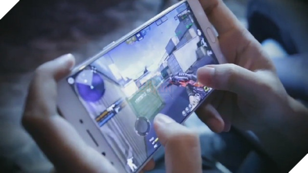 Người chơi trải nghiệm Crossfire Legends trên điện thoại di động