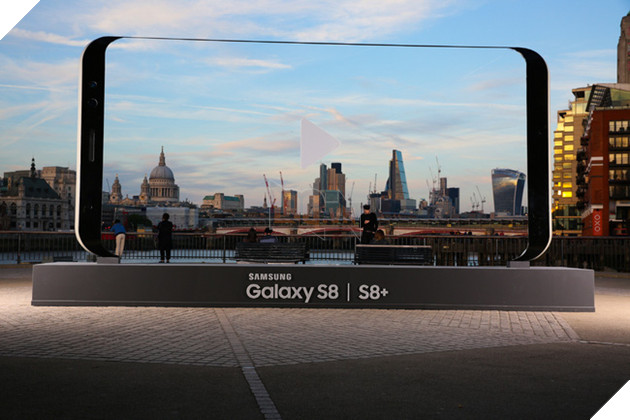 Samsung chơi trội dựng hẳn biển quảng cáo hình Galaxy S8 dài tới 7 mét - Ảnh 1.