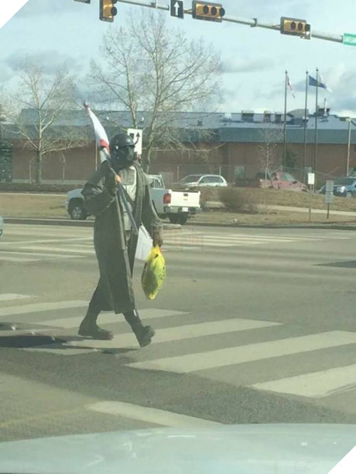 Cảnh sát Canada ra quân vây ráp Cosplayer, tưởng nhầm là khủng bố - ảnh 1