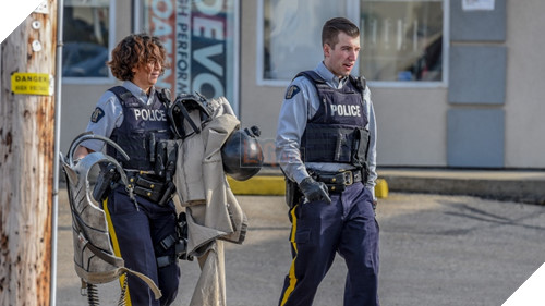 Cảnh sát Canada ra quân vây ráp Cosplayer, tưởng nhầm là khủng bố - ảnh 6