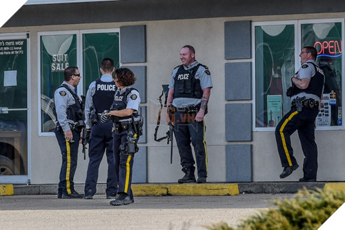 Cảnh sát Canada ra quân vây ráp Cosplayer, tưởng nhầm là khủng bố - ảnh 5