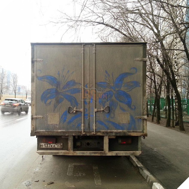 Đỉnh cao hội họa được vẽ nên từ lớp bụi dày trên ô tô - Ảnh 5.