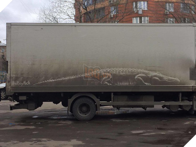 Đỉnh cao hội họa được vẽ nên từ lớp bụi dày trên ô tô - Ảnh 1.