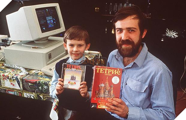 Choáng với chiếc máy chơi game nhỏ đến nỗi có thể nhét vào ví mang theo người