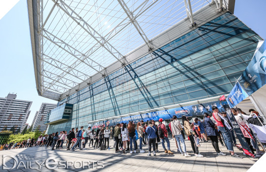 Trước khi siêu đại chiến giữa SKT và KT Rolster diễn ra, quang cảnh nơi thi đấu trông như thế này đây