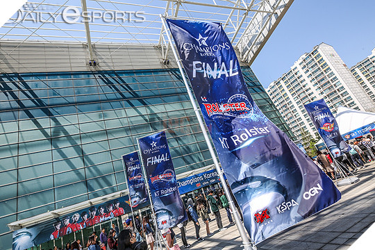 Trước khi siêu đại chiến giữa SKT và KT Rolster diễn ra, quang cảnh nơi thi đấu trông như thế này đây