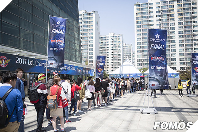 Trước khi siêu đại chiến giữa SKT và KT Rolster diễn ra, quang cảnh nơi thi đấu trông như thế này đây