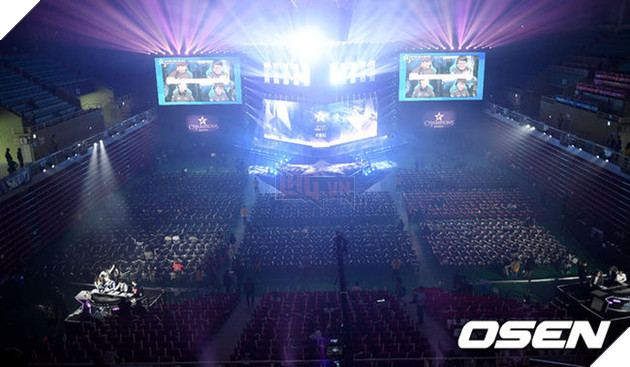 Trước khi siêu đại chiến giữa SKT và KT Rolster diễn ra, quang cảnh nơi thi đấu trông như thế này đây