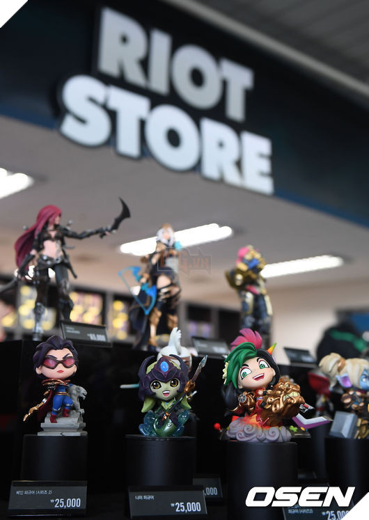 Trước khi siêu đại chiến giữa SKT và KT Rolster diễn ra, quang cảnh nơi thi đấu trông như thế này đây