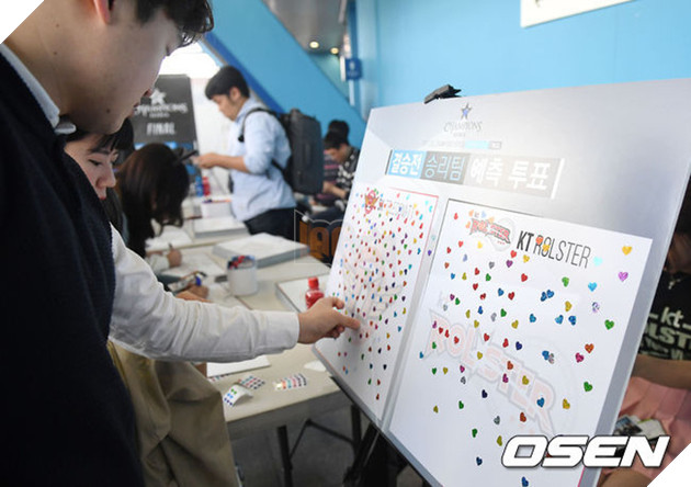 Trước khi siêu đại chiến giữa SKT và KT Rolster diễn ra, quang cảnh nơi thi đấu trông như thế này đây