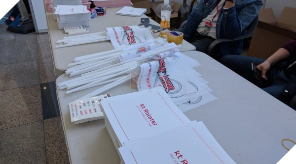 Trước khi siêu đại chiến giữa SKT và KT Rolster diễn ra, quang cảnh nơi thi đấu trông như thế này đây