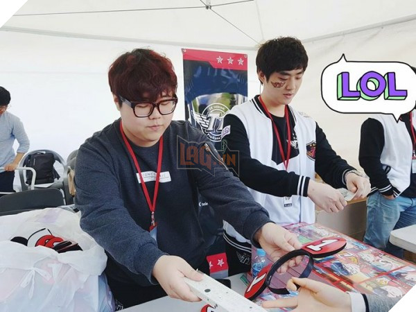 Trước khi siêu đại chiến giữa SKT và KT Rolster diễn ra, quang cảnh nơi thi đấu trông như thế này đây