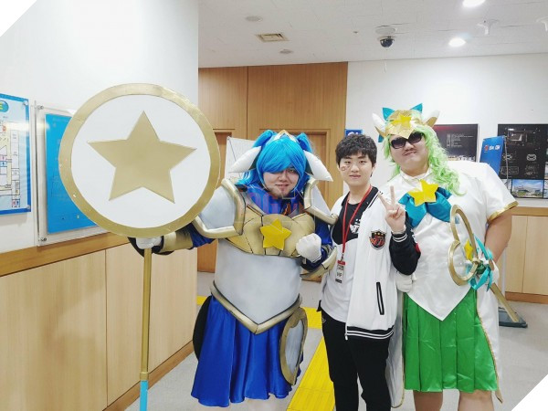 Trước khi siêu đại chiến giữa SKT và KT Rolster diễn ra, quang cảnh nơi thi đấu trông như thế này đây