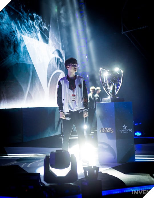 Trước khi siêu đại chiến giữa SKT và KT Rolster diễn ra, quang cảnh nơi thi đấu trông như thế này đây