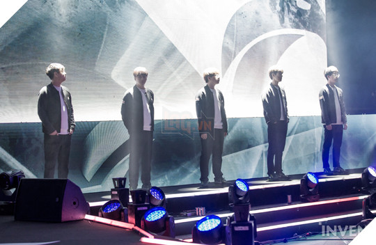 Trước khi siêu đại chiến giữa SKT và KT Rolster diễn ra, quang cảnh nơi thi đấu trông như thế này đây