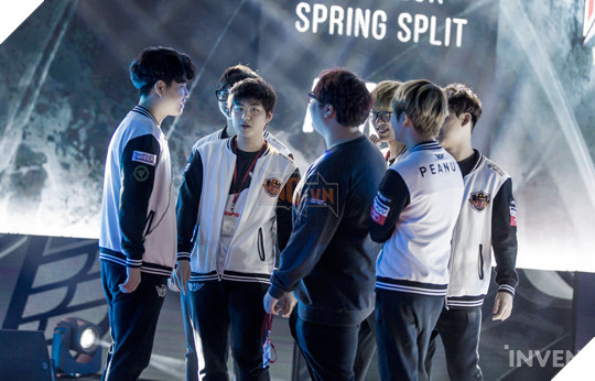 Trước khi siêu đại chiến giữa SKT và KT Rolster diễn ra, quang cảnh nơi thi đấu trông như thế này đây