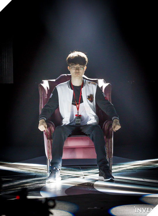 Trước khi siêu đại chiến giữa SKT và KT Rolster diễn ra, quang cảnh nơi thi đấu trông như thế này đây